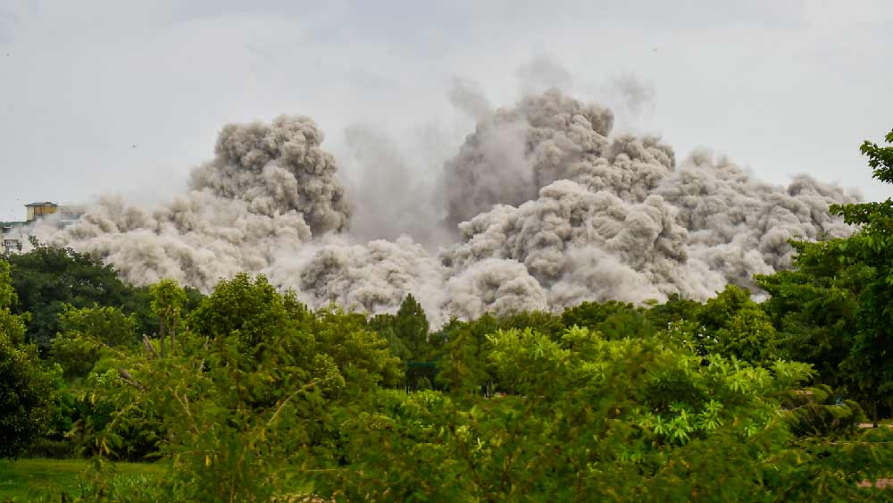 এক সংবাদ সংস্থার দেওয়া তথ্য বলছে, এত পরিচ্ছন্ন ভাবে ধ্বংস করার কাজ ভারতীয় সেনাবাহিনীর সেরা ক্ষেপণাস্ত্রের পক্ষেও সম্ভব হত না। সে ক্ষেত্রে একাধিক ক্ষেপণাস্ত্রের দরকার পড়ত। ক্ষেত্র বিশেষে এক ডজন ক্ষেপণাস্ত্রেরও প্রয়োজন হতে পারত নয়ডার জোড়া অট্টালিকা ভাঙতে! 