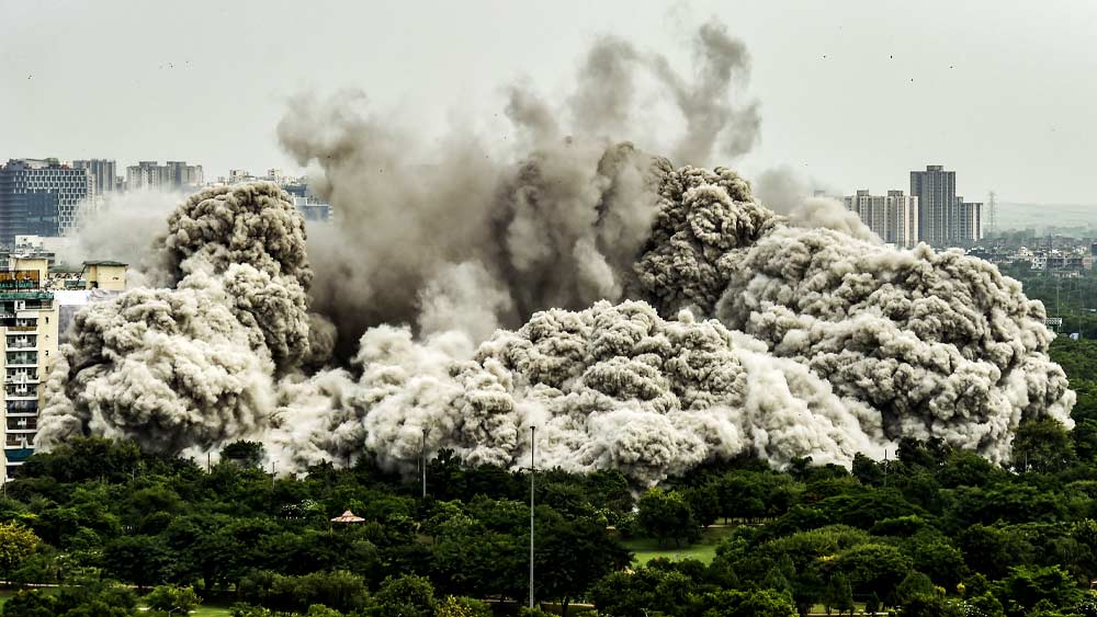 ২৮ অগস্ট, রবিবার নয়ডার সেক্টর ৯৩এ চত্বরে মাটির সঙ্গে মিশে গেল যমজ অট্টালিকা (টুইন টাওয়ার)। দশ বছরের এই নির্মাণকে মাত্র ন’সেকেন্ডেই গুঁড়িয়ে দেওয়া হল। কিন্তু এই প্রথম নয়, পৃথিবীর বুকে এমন অনেক বহুতল ছিল, যেগুলিকে নিমেষের মধ্যেই ধূলিসাৎ করা হয়েছে।