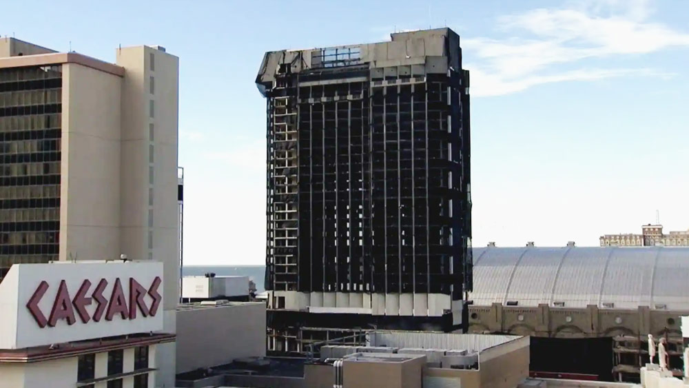 ‘দ্য ট্রাম্প প্লাজা’: ১৯৮৪ সালে আমেরিকার নিউ জার্সির আটলান্টিক সিটিতে তৈরি করা হয় ‘দ্য ট্রাম্প প্লাজা’। হোটেল ও ক্যাসিনো হিসাবে ৩৪ তলার এই বহুতলটি বিশেষ পরিচিত ছিল।