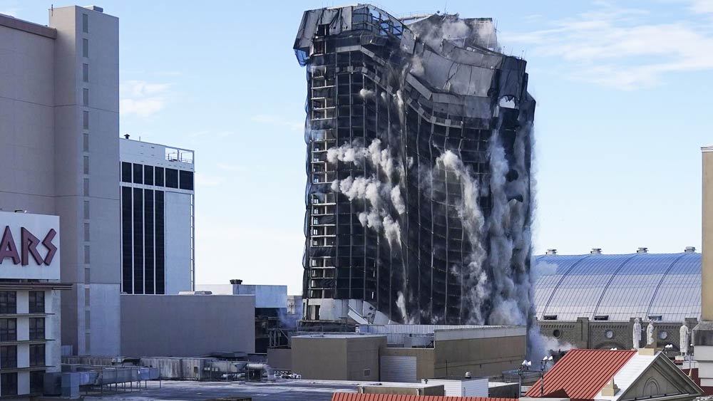 কিন্তু সময়ের সঙ্গে সঙ্গে এই হোটেল এবং ক্যাসিনোর ব্যবসার ক্ষতি হতে থাকে। প্রায় চার দশক পর ২০২১ সালের ১৮ ফেব্রুয়ারি এই বহুতলটি ভেঙে ফেলার সিদ্ধান্ত নেওয়া হয়।