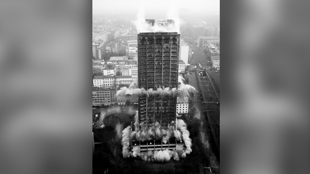 ৩৮ তলার এই বহুতলটি ১১৬ মিটার উঁচু ছিল। ২০১৪ সালে মোট ৯৫০ কেজি বিস্ফোরক ব্যবহার করে এই বহুতলটি ভেঙে ফেলা হয়। ১০ সেকেন্ডের মধ্যে ৩৮ তলার এই বহুতলটি ভেঙে পড়ে।