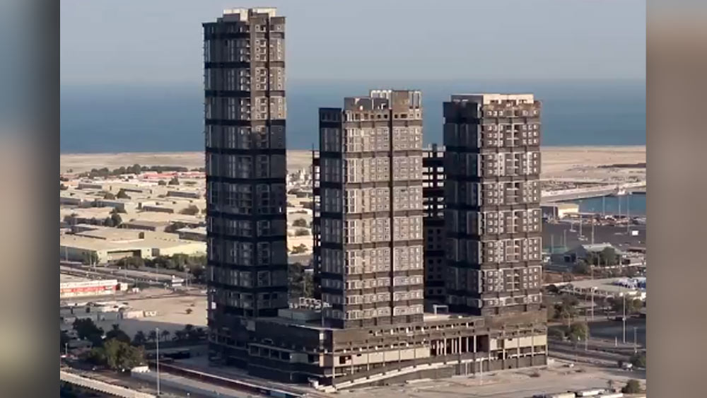 ‘দ্য মিনি প্লাজা’: ১৬৫ মিটার উঁচু দুবাইয়ের ‘দ্য মিনি প্লাজা’ বহুতল নির্মাণের কাজ ২০০৭ সালে শুরু হয়। ১৪৪টি তলা এবং চারটি টাওয়ার তৈরি করার পর সিদ্ধান্ত নেওয়া হয়, এই জায়গায় অন্য কিছু তৈরি করা হবে।