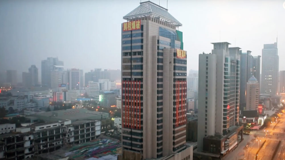 ‘দ্য গোল্ডেন ফ্লাওয়ার বিল্ডিং’: ৩৮৭ মিটার উঁচু ‘দ্য গোল্ডেন ফ্লাওয়ার বিল্ডিং’টি চিনের উচ্চতম বহুতলগুলির মধ্যে অন্যতম ছিল। শি’য়ান সিটিতে অবস্থিত এই বহুতল নির্মাণের কাজ শেষ হয় ১৯৯৯ সালে।