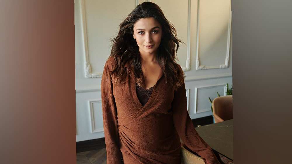  অন্তঃসত্ত্বা অবস্থাতেও আলিয়ার থেকে চোখ সরানোর উপায় নেই। 