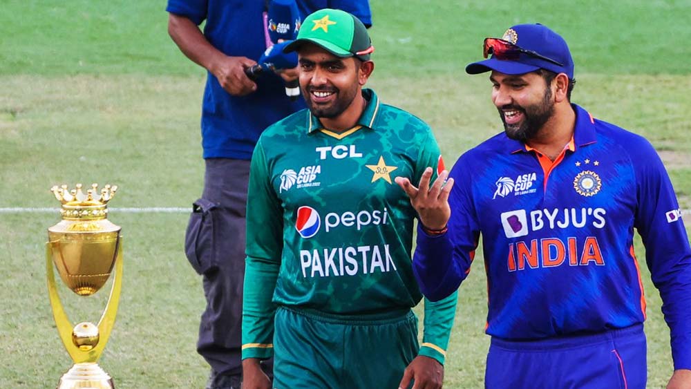 আবার ভারত বনাম পাকিস্তান। এবং আবার ভারতের জয়। দুই দেশের মধ্যে টি২০ ম্যাচ হলেই ভারতের জয় যেন মোটামুটি নিশ্চিত। অন্তত পরিসংখ্যান সেই কথাই বলছে। রেকর্ড বলছে, ক্রিকেট মাঠের দুই চিরশত্রু পরস্পরের বিরুদ্ধে খেলেছে ১০টি টি২০ ম্যাচ। রবিবারের ম্যাচ নিয়ে এর মধ্যে ভারত জিতেছে আটটি। পাকিস্তান জিতেছে মাত্র দু’টিতে।