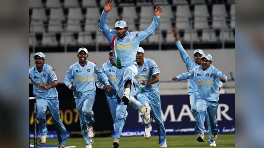 ভারতের এই একচেটিয়া জয়ের শুরুটা দেড় দশক আগে। আইসিসি ওয়ার্ল্ড টি২০-এর সেই ম্যাচ হয়েছিল ২০০৭ সালের ১৪ সেপ্টেম্বর, ডারবানে। প্রথমে ব্যাট করে মহম্মদ আসিফের দুর্দান্ত বোলিংয়ের সামনে নড়ে গিয়েছিল ভারতীয় ব্যাটিং। ৪ ওভারে ১৮ রান দিয়ে ৪ উইকেট নেন আসিফ। রবিন উথাপ্পা ছাড়া সে ভাবে কেউ ব্যাট করতেই পারেননি। মাত্র ১৪১ রানে শেষ হয় ভারতের ইনিংস।