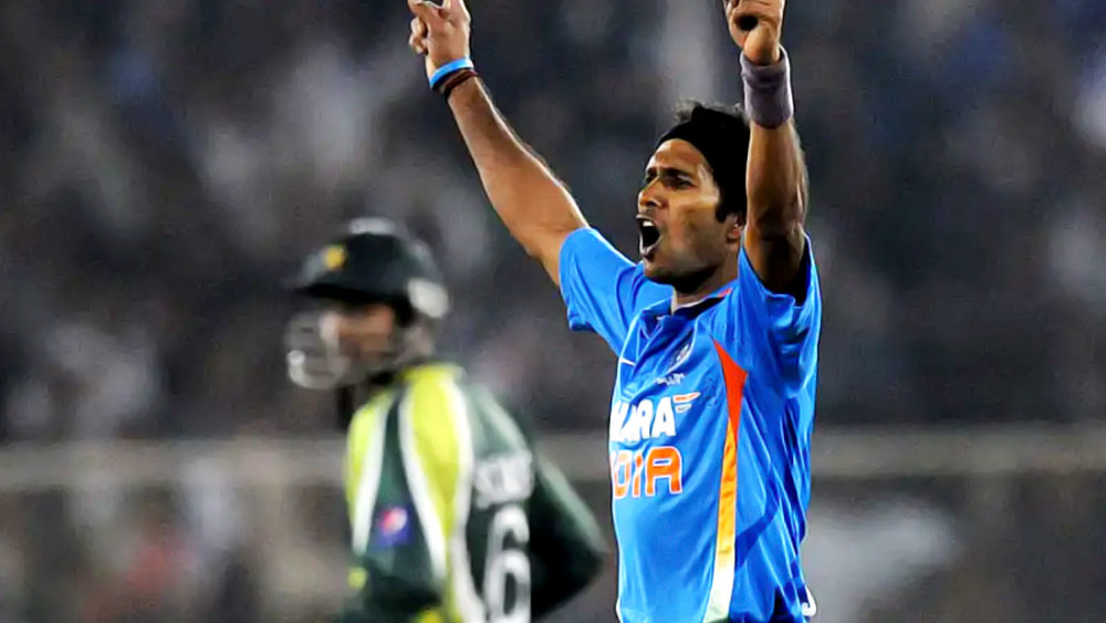 ১৯২ রানের বড় লক্ষ্য সামনে নিয়ে ব্যাট করতে নেমে ভালই খেলছিল পাকিস্তান। কিন্তু হাফিজের অর্ধশতরানকে মাত দিয়ে দেয় ডিন্ডার তিন উইকেট। ভারত ম্যাচ জেতে ১১ রানে।