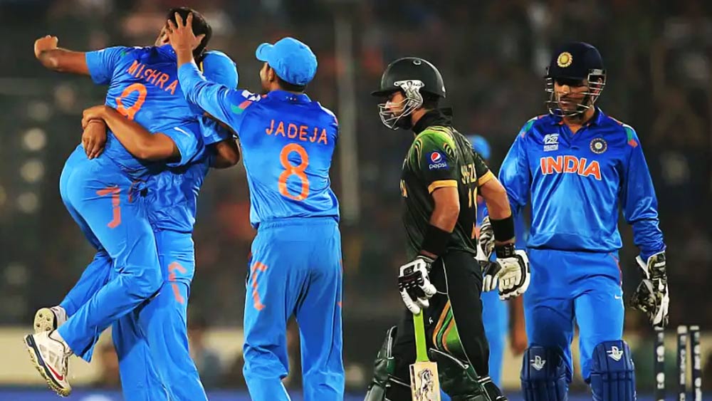 পরের বার দুই দেশের দেখা দু’বছর পর। ২০১৪ সালে মীরপুরে বিশ্বকাপের সেই ম্যাচে প্রথমে ব্যাট করে অমিত মিশ্র আর রবীন্দ্র জাডেজার স্পিনে বেসামাল পাকিস্তান করে মাত্র ১৩০ রান।