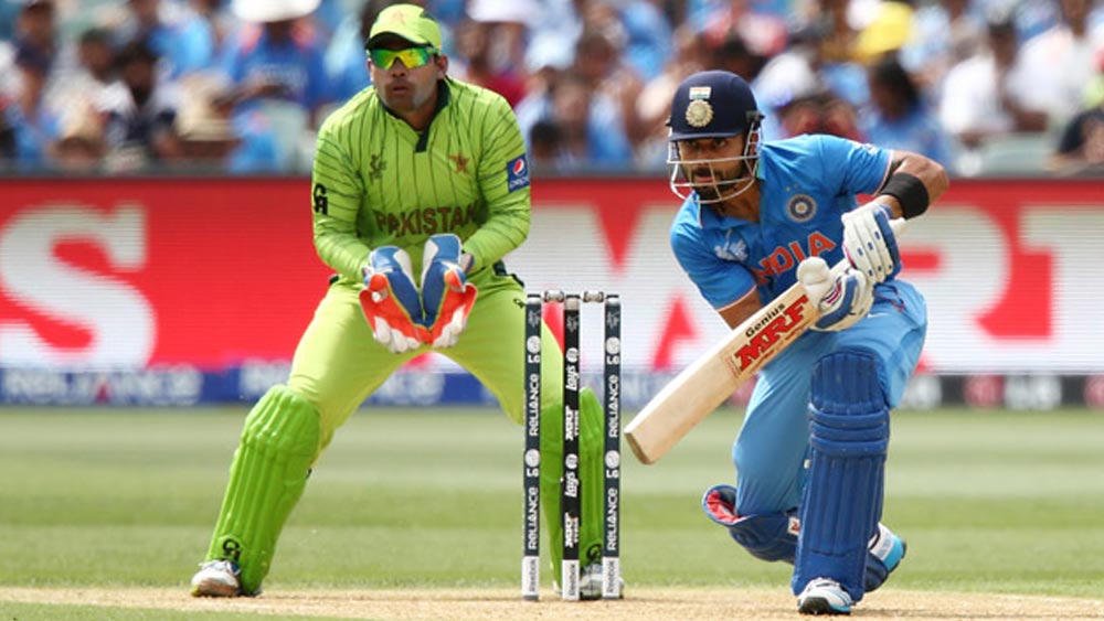 জবাবে ব্যাট করতে নেমে মাত্র আট রানে তিন উইকেট হারায় ভারত। তখনই রক্ষাকর্তার ভূমিকায় নামে বিরাট কোহলীর ব্যাট। ৫১ বলে ৪৯ রানের দুর্দান্ত ইনিংস খেলেন তিনি। ভারত ম্যাচ জেতে পাঁচ উইকেটে।