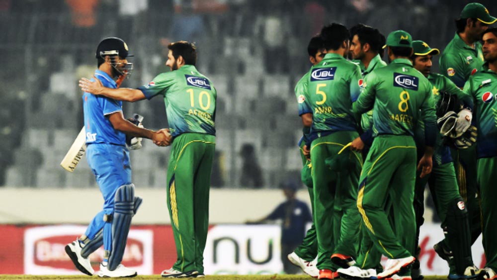 এক মাসের মধ্যেই আবার দেখা হয় দুই দেশের। ইডেনে বিশ্বকাপের সেই ম্যাচে টসে জিতে পাকিস্তানকে ব্যাট করতে পাঠান মহেন্দ্র সিংহ ধোনি। অশ্বিন-জাডেজাদের আঁটসাঁট বোলিংয়ে ১১৮ রানের বেশি করতে পারেনি আফ্রিদির দল।