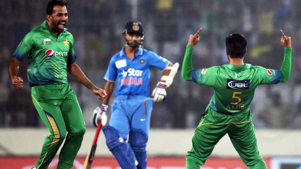 টানা চার ম্যাচ হেরে নবম সাক্ষাতে দুবাইয়ে প্রতিশোধ নেয় পাকিস্তান। বিশ্বকাপের সেই ম্যাচে শাহিন শাহ আফ্রিদির বাঁহাতি পেসে নড়ে যায় ভারতীয় ব্যাটিং। ১৫২ রানের লক্ষ্যমাত্রা দেয় ভারতকে। কোহলী আর পন্থ ছাড়া কেউই সে ভাবে রান পাননি।