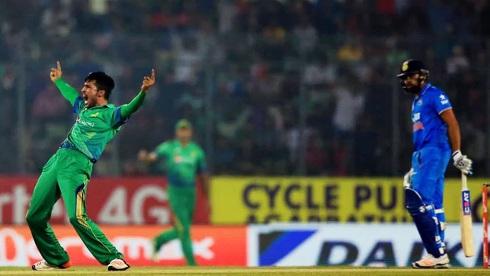 রান তাড়া করতে নেমে পাক ব্যাটিংয়ে দাঁত ফোটাতে পারেননি বুমরা-শামিরা। মহম্মদ রিজওয়ান-বাবর আজমের ওপেনিং জুটিই ম্যাচ জিতে নেয়। ভারত হারে ১০ উইকেটে।