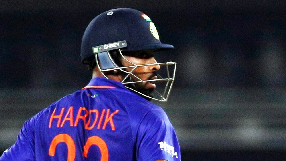 কিন্তু তরুণ পাক বোলাররা সহজে হাল ছাড়েননি। কোহলী-জাডেজার ৩৫ রানের পর ব্যাট হাতেও ঝলসে ওঠেন হার্দিক। ১৭ বলে ৩৩ রান করে ম্যাচ জেতান পাণ্ড্য।