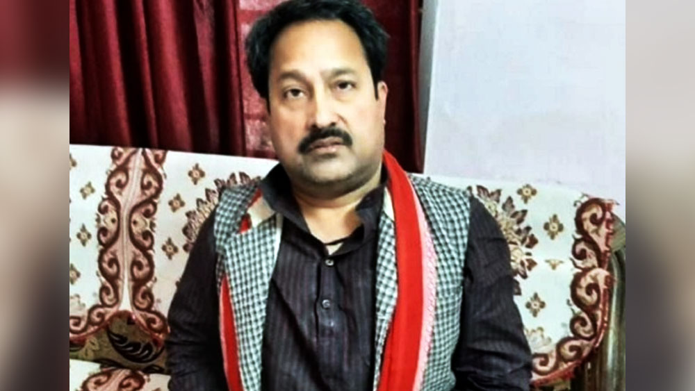 হঠাৎই ওই দেহরক্ষী বিধায়কের হাতে একটি বন্দুক তুলে দেন। তার পর সেই বন্দুক থেকে শূন্যে গুলি ছুড়তে দেখা যায় বিধায়ককে। এই ঘটনা যখন ঘটছে, সেখানে হাজির ছিলেন প্রচুর মানুষ।