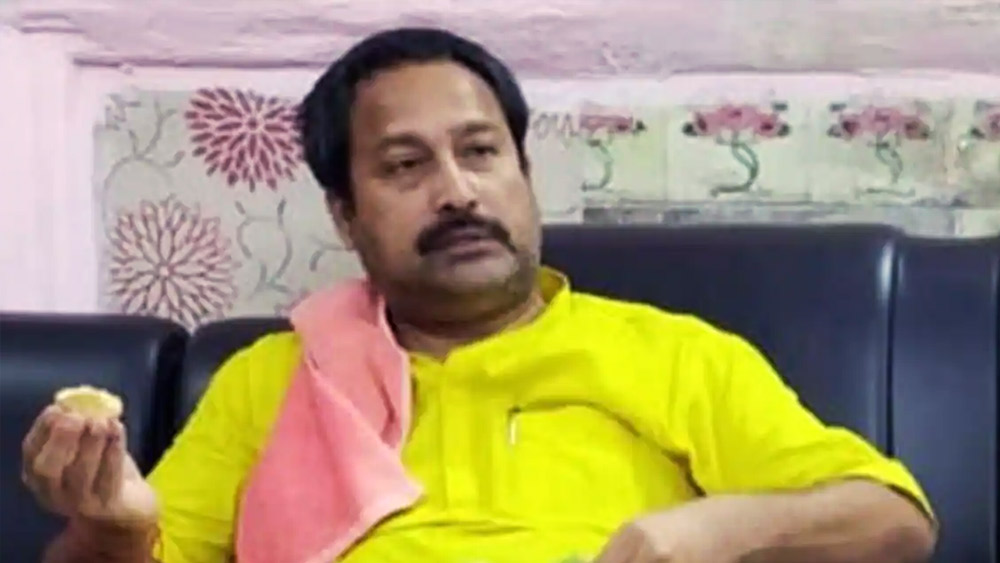 ঘটনাটি বিহারের পশ্চিম চম্পারণের বেতিয়ার লোরিয়া এলাকার। বিজেপি বিধায়ক বিনয় বিহারী। শূন্যে গুলি ছোড়ার ভিডিয়ো প্রকাশ্যে আসতেই শোরগোল পড়ে গিয়েছে। 