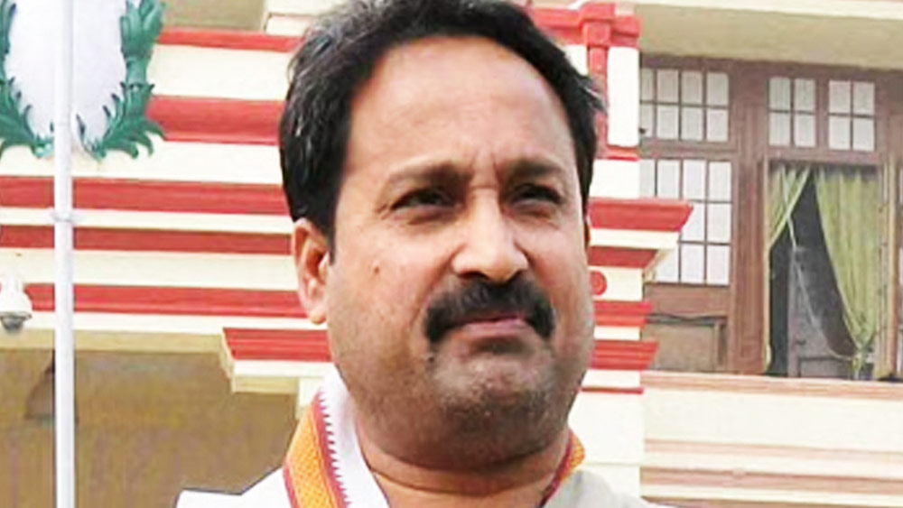 বিধায়কের এই কাণ্ড নিয়ে ময়দানে নেমেছে বিরোধী দলও। স্থানীয় সূত্রে জানা গিয়েছে, যোগাপট্টী থানা এলাকার মচ্ছরগাম্বা বাজারের সামনে একটি মাঠে কংস বধ মেলা উপলক্ষে শুক্রবার গিয়েছিলেন বিধায়ক বিনয়। 