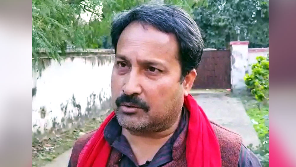 প্রতি বছর ওই মাঠে মেলার আয়োজন করা হয়। সেখানেই হাতির পিঠে চেপে গিয়েছিলেন বিধায়ক। মেলায় তখন প্রচুর মানুষের ভিড় ছিল। 