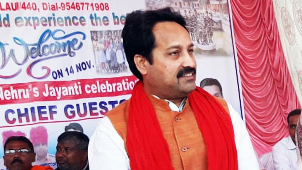 সেই ভিড়ের মাঝেই হাতির পিঠে সওয়ারি হয়ে মেলাপ্রাঙ্গণে আসেন বিধায়ক। তার পরই শূন্যে গুলি ছোড়েন। 