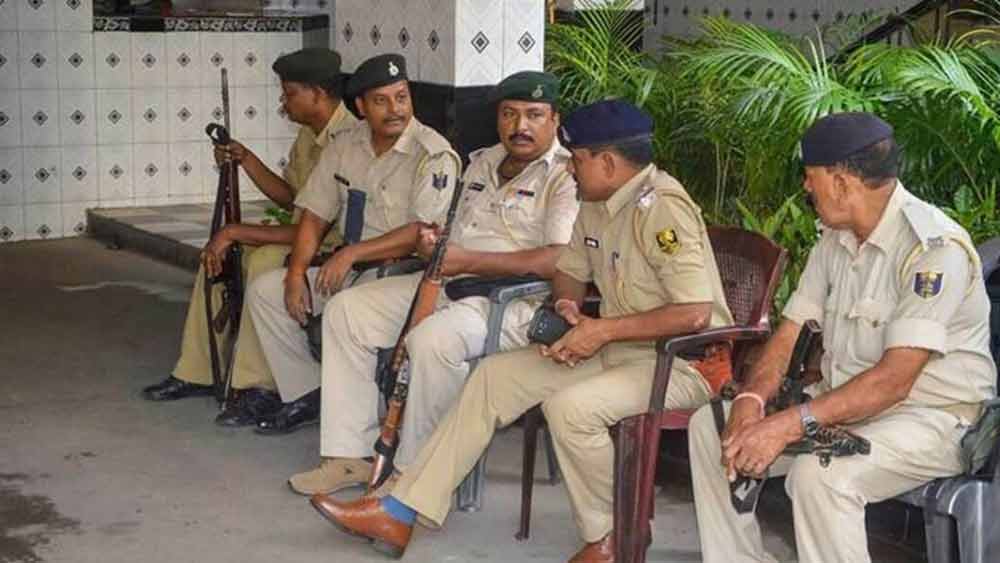 বিধায়কের গুলি ছোড়া প্রসঙ্গে বেতিয়ার এসডিপিও মুকুল পরিমলের দাবি, ভাইরাল হওয়া ভিডিয়ো সম্পর্কে তিনি কিছু জানেন না। ভিডিয়ো হাতে পেলে তার সত্যতা যাচাই করা হবে।