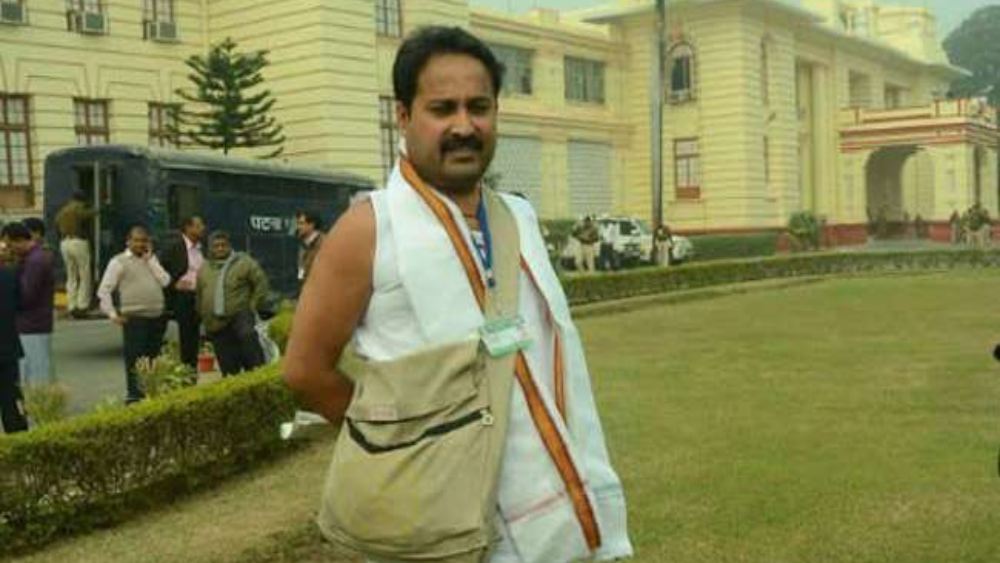 এ ছাড়াও হাফপ্যান্ট এবং স্যান্ডো গেঞ্জি পরে বিধানসভায় হাজির হয়েছিলেন বিনয়। যদিও তখন বিধানসভার নিরাপত্তাকর্মীরা তাঁকে গেটের সামনেই আটকে দেন। 