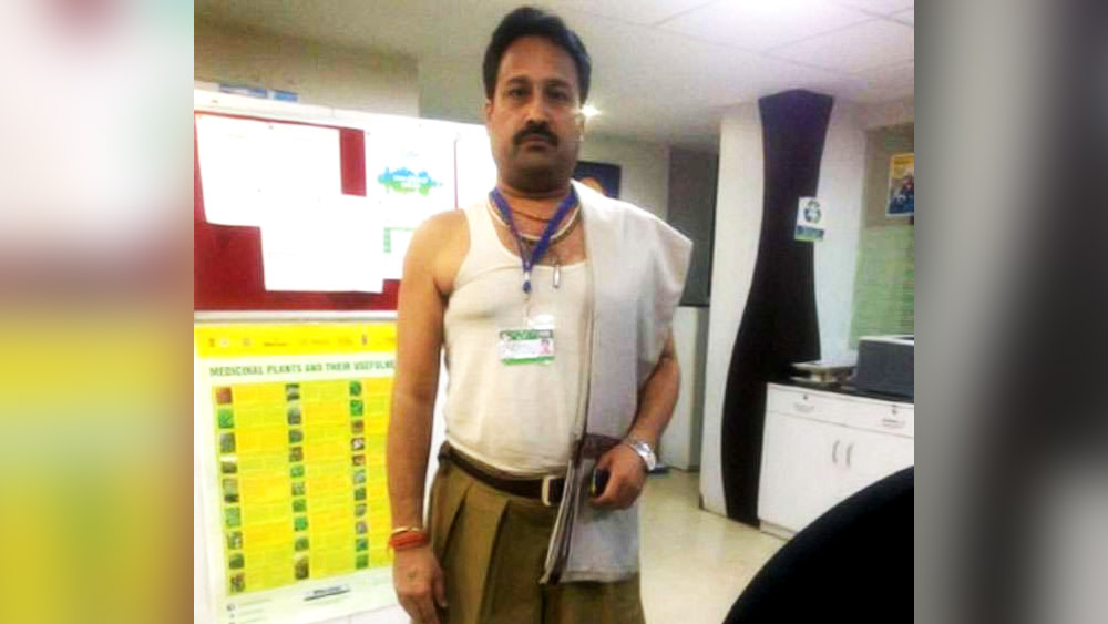 ২০১৯ সালে নিজের বিধানসভা ক্ষেত্রে ৪৪ কিলোমিটার রাস্তা বানানোর দাবিতেও সরব হয়েছিলেন বিনয়। নিজের পোশাক খুলে প্রতিবাদে নামেন। 