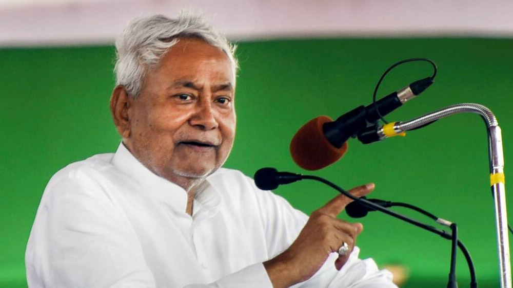 শুধু তাই-ই নয়, তাঁর দাবি মানা হয়নি বলে নিজের কুর্তা কেন্দ্রীয় পরিবহণ মন্ত্রীকে পাঠিয়েছিলেন এবং পাজামা পাঠিয়েছিলেন মুখ্যমন্ত্রী নীতীশ কুমারকে।