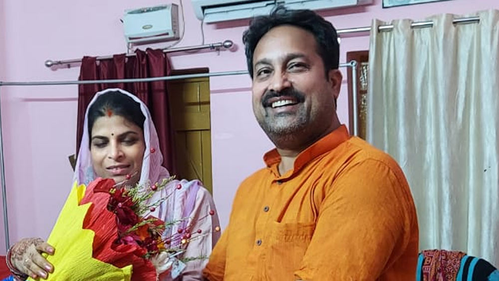 চলতি বছরের ফেব্রুয়ারিতে বিনয়, তাঁর স্ত্রী চঞ্চলা এবং শ্যালকের বিরুদ্ধে এক তরুণীকে অপহরণের অভিযোগ উঠেছিল। তাঁদের বিরুদ্ধে এফআইআরও দায়ের করা হয় পটনার আগামকুঁয়া থানায়।