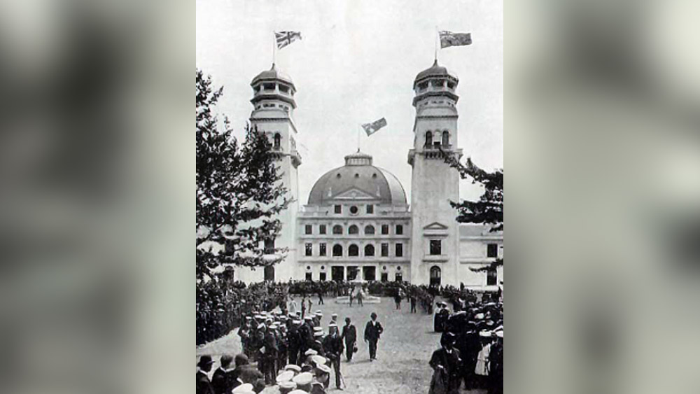 ১৯০৬ সালের সেপ্টেম্বরে ‘ওয়ার্ল্ড ফেয়ার’ থেকে নিউ ইয়র্কের ব্রঙ্কস চিড়িয়াখানায় নিয়ে যাওয়া হয় ওটাকে। ২০ দিনের জন্য তাকে চিড়িয়াখানার খাঁচায় প্রদর্শনের জন্য রেখে দেওয়া হয়। ওটাকে দেখতে ভিড় উপচে পড়ে চিড়িয়াখানা চত্বরে।