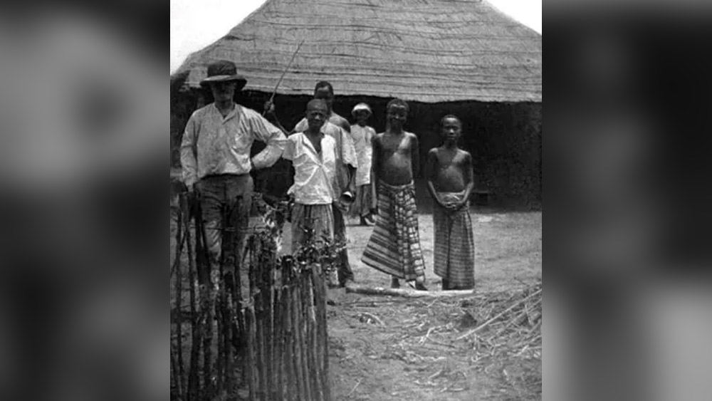 স্কুলে বেশ কয়েক জনের সঙ্গে বন্ধুত্ব হয় ওটার। কিশোর ওটা তখন তরুণ। সেখানে তিনি অন্যদের শেখাতেন, কী ভাবে শিকার করতে হয় এবং মাছ ধরতে হয়। এ ছাড়াও বাড়িতে থাকার সময় তিনি কী কী করতেন সেই গল্পও বন্ধুদের শোনাতেন ওটা।