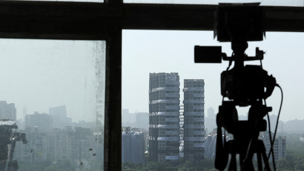 ২০১২ সালে সংস্থা প্রতিষ্ঠার পর জোর ধাক্কা খেয়েছিলেন উৎকর্ষ। প্রথম বছর ৫০ লক্ষ টাকা ক্ষতি হয়েছিল। তবে তিনি হাল ছাড়েননি। ধীরে ধীরে লোকমুখেই প্রচার হয়েছিল তাঁর সংস্থার কথা। ‘ধ্বংস’ করতে সংস্থা! প্রথমে সকলে বেশ অবাক হয়েছিলেন। পরে একের পর এক বরাত পেতে থাকেন উৎকর্ষ।