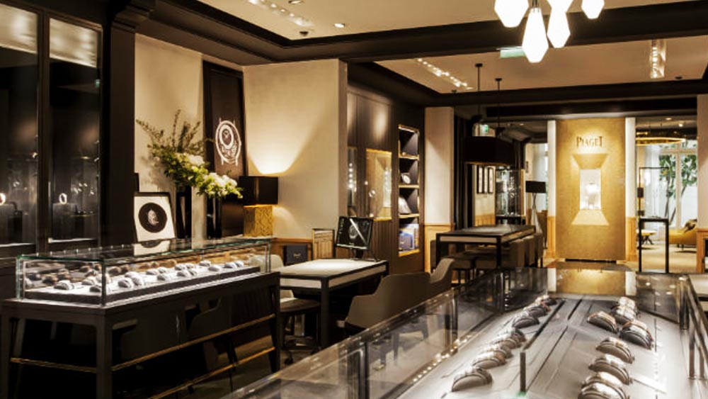 ওলগার সম্পর্কে আরও তথ্য প্রকাশ্যে এনেছে বেলিংক্যাট। তাদের দাবি, মারিয়া নামে বছরের পর বছর ধরে ইউরোপে সফর করেছেন ওলগা। মাল্টা থেকে রোমে পৌঁছন ২০১০ সালে। সেখানে এক ফ্যাশন পত্রিকার প্রাক্তন সম্পাদক মার্সেল ডি’আর্জি স্মিথের ঘনিষ্ঠ হয়ে ওঠেন। সেখান থেকে প্যারিসে একটি গয়নার দোকান খোলেন তিনি।