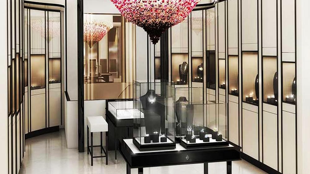 নেটোর জোটসঙ্গী জয়েন্ট ফোর্স কম্যান্ডের ঘরের মাঠ নেপলসে একটি গয়নার দোকান খুলেছিলেন মারিয়া। সে শহরে থাকাকালীন তিনি নেটো এবং আমেরিকার সেনাবাহিনীর অসংখ্য শীর্ষ আধিকারিকের সঙ্গে ‘বন্ধুত্ব’ পাতিয়েছিলেন বলে দাবি।