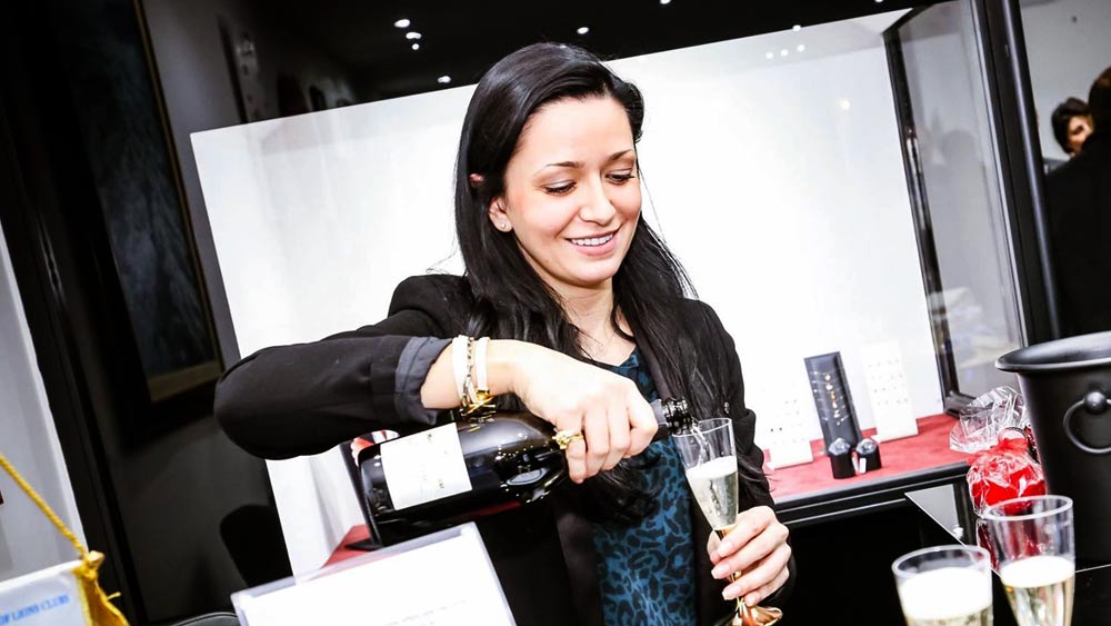 বেলিংক্যাটের দাবি, নেপলসে থাকাকালীন একটি নাইটক্লাব-সহ গয়নার কারিগর হিসাবে নাম কামিয়েছিলেন মারিয়া। সে সময়ই শহরের অভিজাতদের সঙ্গে ওঠাবসা শুরু হয়েছিল তাঁর। তাঁদের মধ্যে ছিলেন নেটোর কর্মী থেকে উচ্চপদস্থ আধিকারিকেরা।