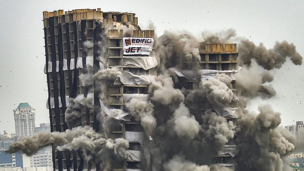 জোড়া ইমারতে ৯,৪০০টি গর্তে ৩,৫০০ কোজিরও বেশি বিস্ফোরক ভরা হয়েছিল। আর এই কাজটা করেছিলেন ৩০০ কর্মী। 