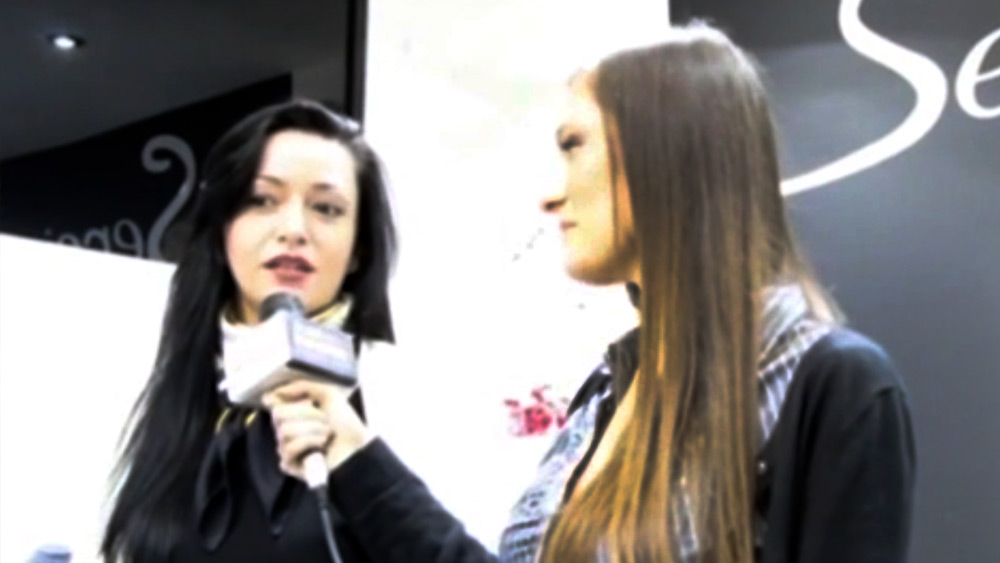 নিজের ‘নেটওয়ার্ক’ গড়ে তোলার পাশাপাশি ইউরোপ, দক্ষিণ-পূর্ব এশিয়া এবং মধ্যপ্রাচ্য-সহ ইটালিতে বার বার সফর করছেন মারিয়া— এমনই দাবি তদন্তকারীদের। যদিও মারিয়ার দাবি, ব্যবসায়িক কারণেই ওই সব দেশে যাতায়াত ছিল তাঁর। এমনকি, গয়নার ব্যবসার খাতিরে ওই উচ্চপদস্থ আধিকারিকদের বাড়িতে নানা অনুষ্ঠানে যাওয়ার সুযোগ হয়েছিল।