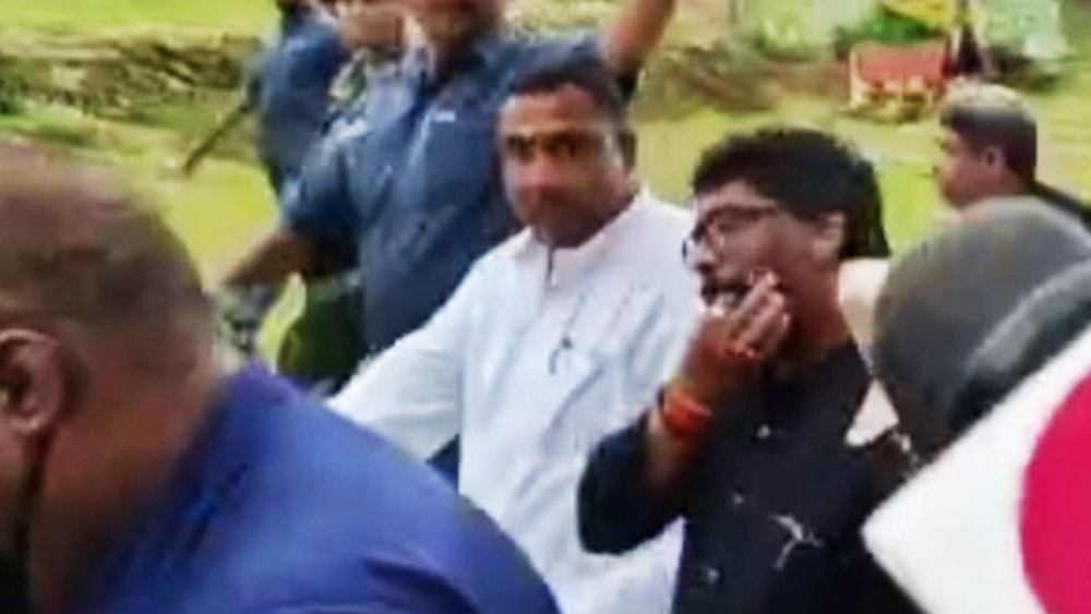 হেমন্তের এই ছবি ঘিরে সরব হয়েছে বিজেপি।