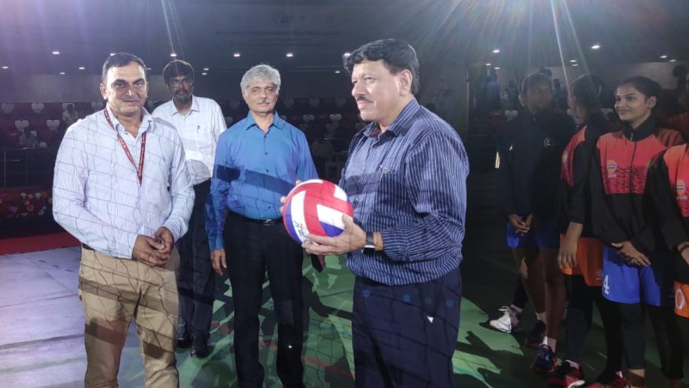 ভলিবল লিগের উদ্বোধনে পূর্ব রেলের জেনারেল ম্যানেজার অরুণ অরোরা।