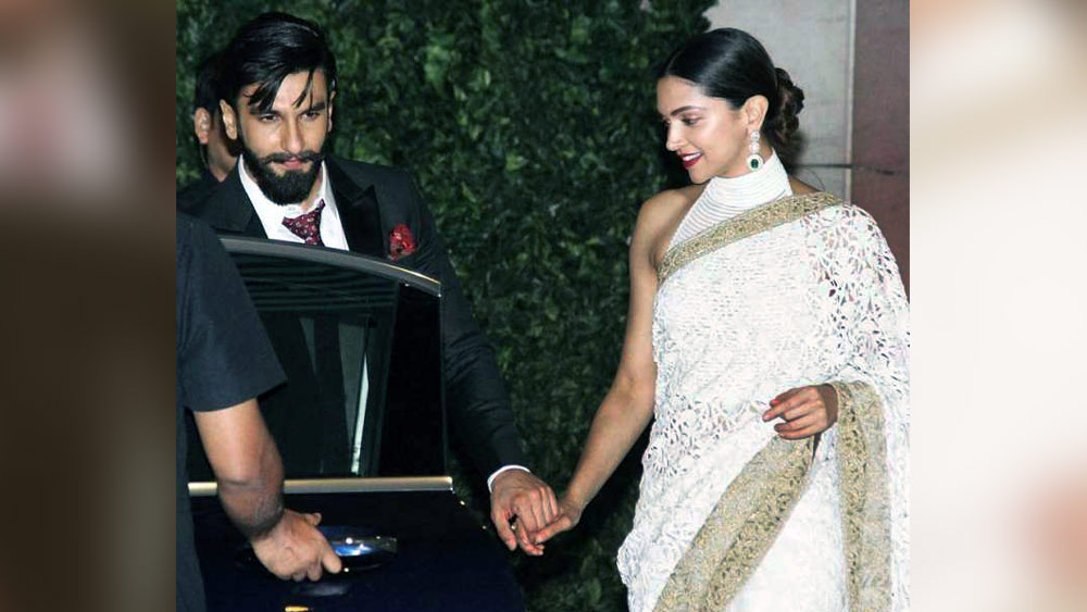 দীপিকা ও রণবীরের জুটি নিয়ে পাপারাৎজিদের উৎসাহ নেহাত কম নয়। এই তারকা-জু়টিও নেটমাধ্যমে নিজেদের ছবি দিয়ে অনুরাগীদের নজর কাড়েন। কেআরকের নজরেও পড়ে এই জুটি।