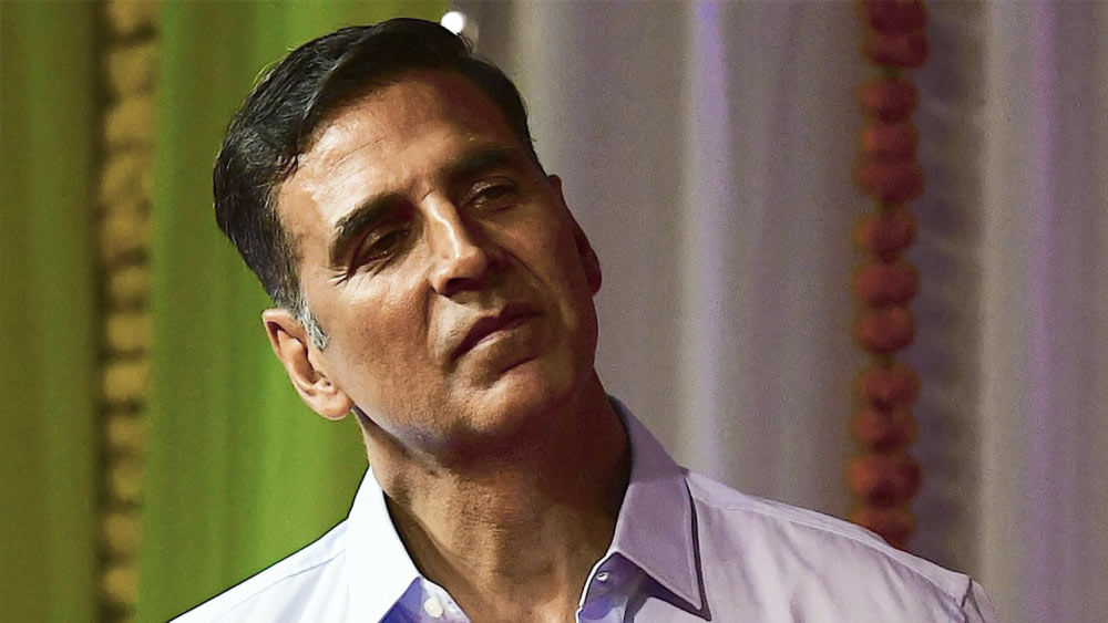 বলিউডের ‘খিলাড়ি’ অক্ষয় কুমারের অভিনয়-দক্ষতা নিয়েও প্রশ্ন তুলেছেন কেআরকে। টুইটে জানান, অক্ষয় নাকি বলিউডে আতঙ্ক ছড়িয়ে দিয়েছেন। পর পর ছ’টি ছবিই ফ্লপ হওয়ায় অক্ষয় নাকি ‘বলিউড’কে খুন করেছেন— এমনটাই জানান কেআরকে।