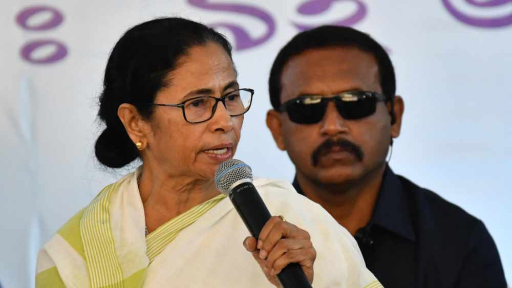 সর্বভারতীয় তৃণমূল কংগ্রেসের টুইটার হ্যান্ডল থেকে একটি টুইটে বলা হয়েছে, ‘এনসিআরবি রিপোর্ট অনুযায়ী, এই নিয়ে টানা দু’বছর কলকাতা দেশের সব থেকে নিরাপদ শহর। এটি কেবল মাননীয়া মুখ্যমন্ত্রী মমতা বন্দ্যোপাধ্যায়ের কড়া নজরদারি এবং পুলিশের অক্লান্ত পরিশ্রমের ফলেই সম্ভব হয়েছে। দেশের একমাত্র মহিলা মুখ্যমন্ত্রীর কাছ থেকে দেশের প্রধানমন্ত্রীর অনেক কিছু শেখার আছে’।