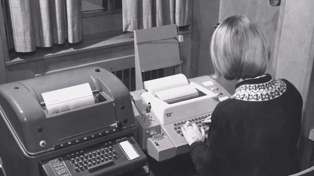 জেফরির মা জয়েস পেশায় টেলিটাইপ মেশিন ইনস্ট্রাক্টর ছিলেন। বিয়ের পর থেকেই মানসিক অবসাদে ভুগতেন তিনি। মায়ের মানসিক অবসাদ জয়েসকে এমন ভাবে ঘিরে ধরেছিল যে ঘুমের ওষুধ খেয়ে আত্মহত্যা করার চেষ্টাও করেছিলেন তিনি।