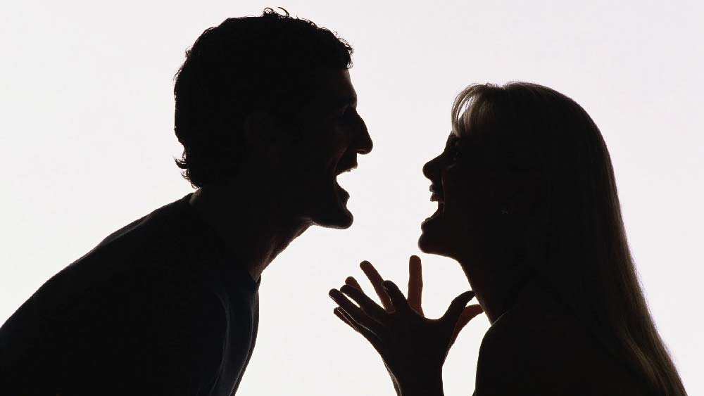 প্রায়ই লিওনেল ও জয়েসের মধ্যে অশান্তি লাগত। পারিবারিক অশান্তির জেরে জেফরিকে কেউই সময় দিতে পারতেন না। এর প্রভাব পড়ত জেফরির পড়াশোনার উপর। পরীক্ষায় ভাল ফলাফলও করতে পারেনি জেফরি। স্কুলেও কম বন্ধু ছিল তার।