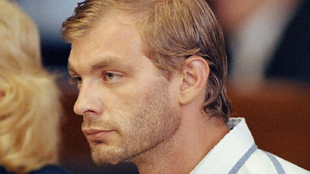 এক দিন লিওনেলকে বাড়ির তলা থেকে মৃত জন্তুর হাড় পরিষ্কার করতে দেখে জেফরি। পরিষ্কার করার সময় হাড়ের ঠোকাঠুকির আওয়াজ শুনে অদ্ভুত শিহরন জাগে জেফরির। তখন থেকেই তার আগ্রহ জাগে মৃত জন্তুদের উপর। এমনকি, মানুষের শরীরে হাড় কী ভাবে লেগে থাকে তা নিয়েও আগ্রহ জন্মায় জেফরির।