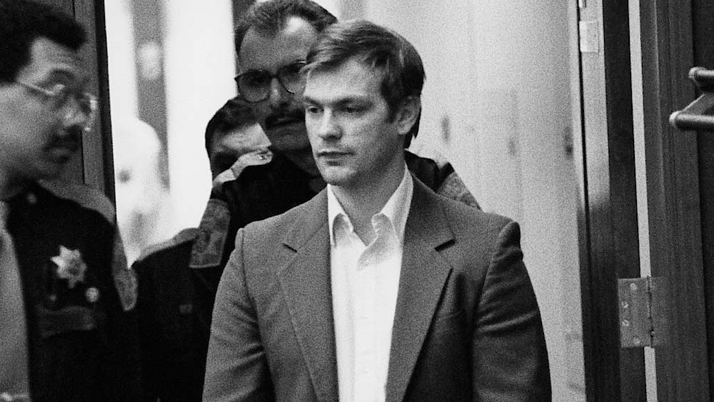 জ্যান্ত পশুদের ধরে চামড়ার উপর দিয়ে জেফরি পরীক্ষা করত হাড়ের সংযোগস্থলগুলি কোথায় রয়েছে। কাঠবিড়াল, কুকুরের মতো ছোট আকারের জন্তু মারতেও শুরু করে জেফরি। বাড়ির কাছে একটি পরিত্যক্ত কুঁড়েঘরে সেই সব মৃতদেহ জমিয়ে রাখত সে।