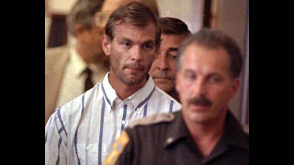 এক বার বন্ধুর সঙ্গে মজা করতে সে একটি কুকুরের মাথা কেটে লাঠির সঙ্গে আটকে কুঁড়েঘরের সামনে রেখে দিয়েছিল। যা দেখে ভয় পেয়ে গিয়েছিল তার বন্ধু। কিন্তু এ ভাবে পশু হত্যা করেও থামেনি জেফরি। দেহের হাড় ও অঙ্গ-প্রত্যঙ্গ কী ভাবে সংরক্ষণ করা যায়, বাবার কাছ থেকে তা-ও শিখে ফেলেছিল সে। এর পর মরা জন্তুদের হাড় কেটে অ্যাসিড-সহ অন্যান্য রাসায়নিক পদার্থ প্রয়োগ করে কুঁড়েঘরের মধ্যে সংগ্রহ করে রাখত।