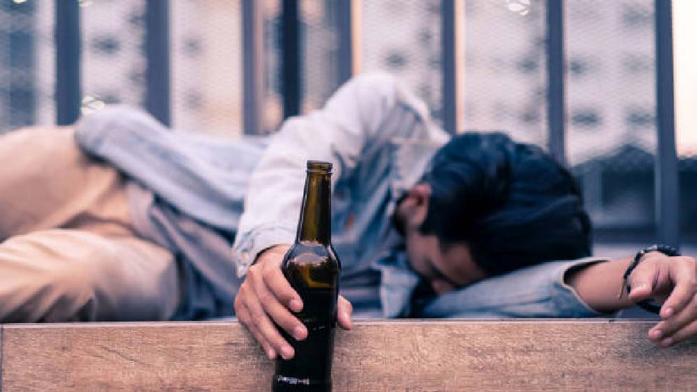 স্কুলে পড়াশোনা চলাকালীন তার বাবা-মায়ের বিবাহবিচ্ছেদ হওয়ায় জেফরি মদ্যপান করা শুরু করে। সহপাঠীর জানায়, এই মদ আসলে তার ওষুধ। সেই সময়ই জেফরি বুঝতে পারে, মহিলাদের প্রতি নয়, সে আকর্ষণ অনুভব করে পুরুষদের প্রতি।