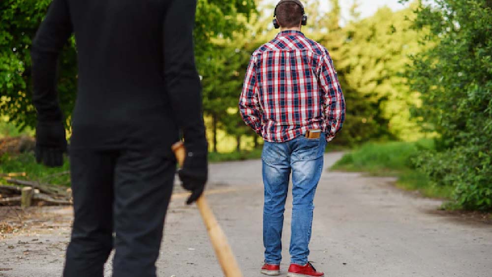 প্রাতর্ভ্রমণ করার সময় এক জনকে পছন্দও হয় তার। তাকে আক্রমণ করতে ঝোপের আড়ালে বেসবল ব্যাট নিয়ে লুকিয়ে পড়ে জেফরি। হাতের নাগালে এলেই ব্যাট দিয়ে আঘাত করার সিদ্ধান্ত নেয় সে। কিন্তু, সৌভাগ্যবশত সে দিন হাঁটতে না আসায় প্রাণে বেঁচে যান তিনি।