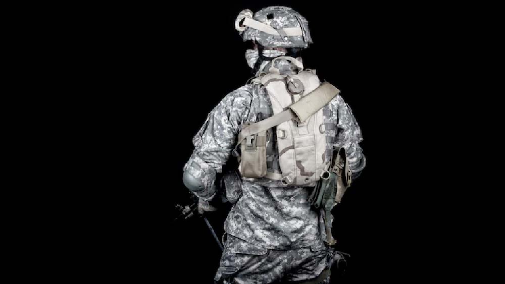 ইতিমধ্যে জেফরির বাবা লিওনেল আবার বিয়ে করেন। জেফরির সঙ্গে একই বাড়িতে থাকতে শুরু করেন তিনি। বাবার অনুরোধে সেনাবাহিনীতে যোগ দেয় জেফরি। কিন্তু মদ্যপানে আসক্তি থাকায় তাকে চাকরি থেকে বরখাস্ত করা হয়।