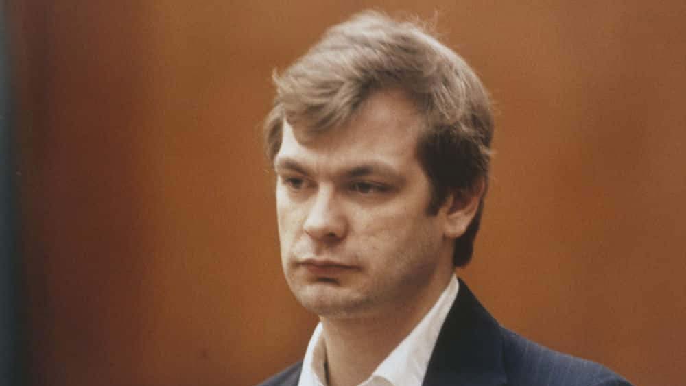 কিন্তু চাকরি ছাড়ার সময় তাকে একটি বিমানের টিকিট দেওয়া হয় যাতে সে পৃথিবীর যে কোনও প্রান্তে ঘুরতে যেতে পারে। জেফরি ফ্লোরিডায় ঘুরতে গিয়ে সেখানকার একটি দোকানে চাকরিও পেয়ে যায়। কিন্তু বেতনের অধিকাংশ পরিমাণ মদের পিছনে খরচ করায় জেফরির বাবা তাকে আবার বাড়ি ফিরে আসতে বলেন। জেফরির স্বভাব পরিবর্তনের আশায় তাকে উইসকনসিনে দিদার বাড়িতে পাঠানো হয়।