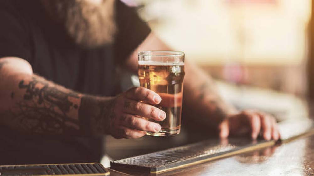 বেশির ভাগ ক্ষেত্রেই জেফরি প্রস্তাব দিত তার ছবি তুলে দেওয়ার। টাকার বিনিময়ে নগ্ন অবস্থায় ছবি তুলে দেওয়ার প্রলোভনে পা দিয়ে সেই অপরিচিতেরা তার বাড়িতে যেতেন। মদের সঙ্গে ওষুধ মিশিয়ে তাঁদের খাইয়ে দিত জেফরি। এর পর নিজের ইচ্ছা মতো শারীরিক সম্পর্ক স্থাপন করত তাঁদের সঙ্গে।